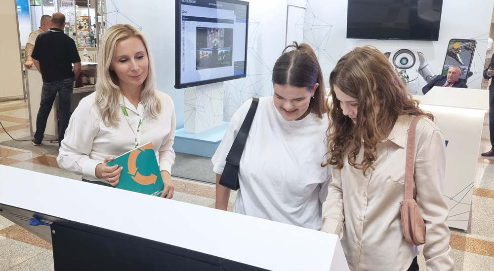 Проходят тест о правилах сортировки отходов.jpg