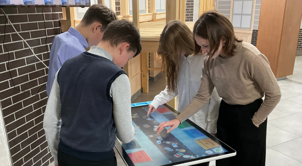 Интерактивная площадка "Экосфера 2050" учит школьников сортировать отходы