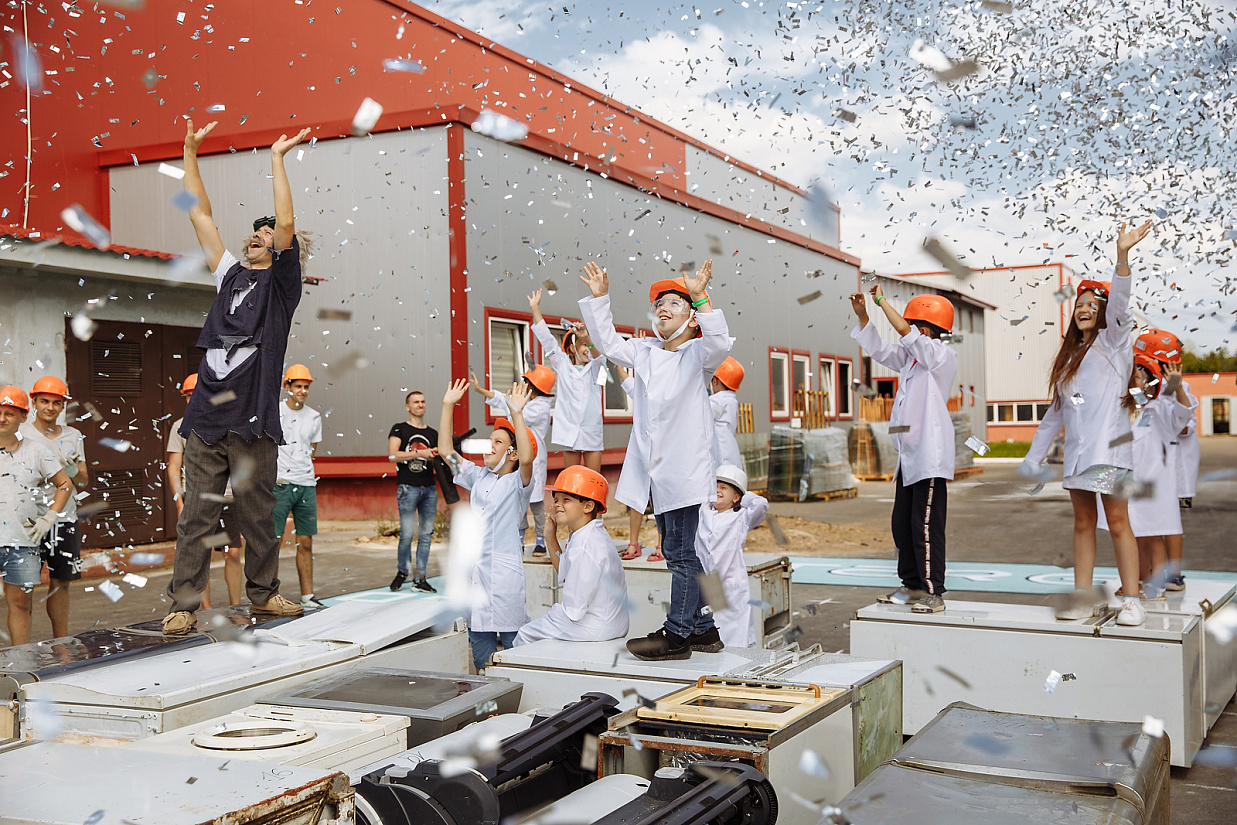 Дети сыграли в гигантский тетрис из старой бытовой техники